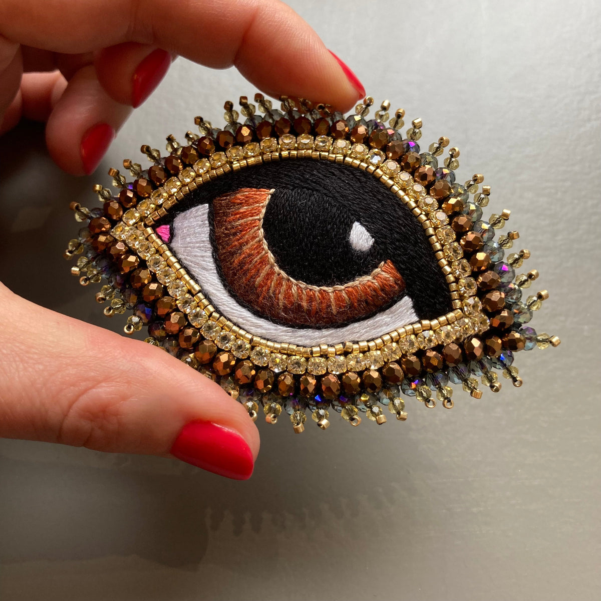 Brosche Auge braun gross